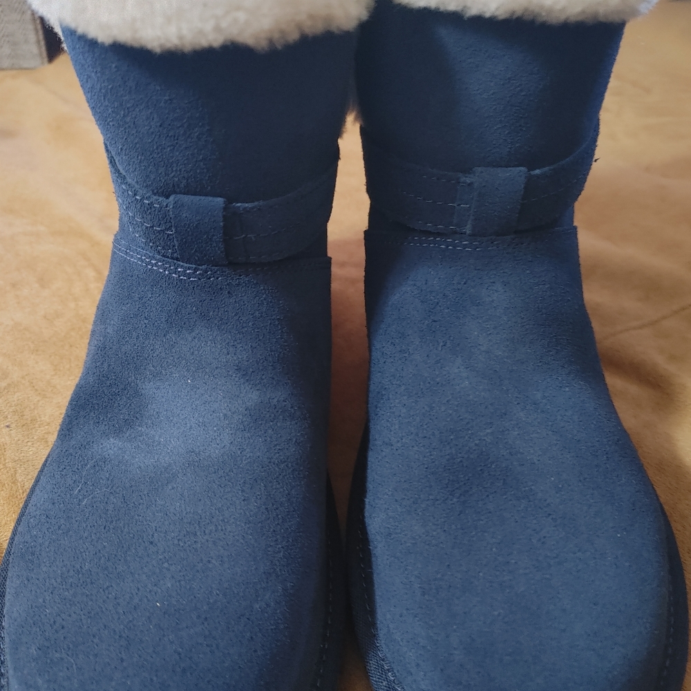 Ladies Kookaburra Boots by Uggs Firm on price never wore.